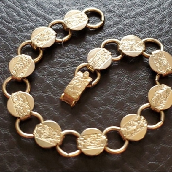 VTG Sarah Coventry Floral Embossed Fashion Bracelet Young And Gay Gold Tone - Picture 1 of 4